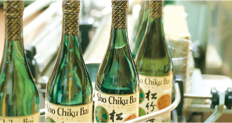 1983 米国宝酒造を設立し、米国産「松竹梅」の製造・販売を開始